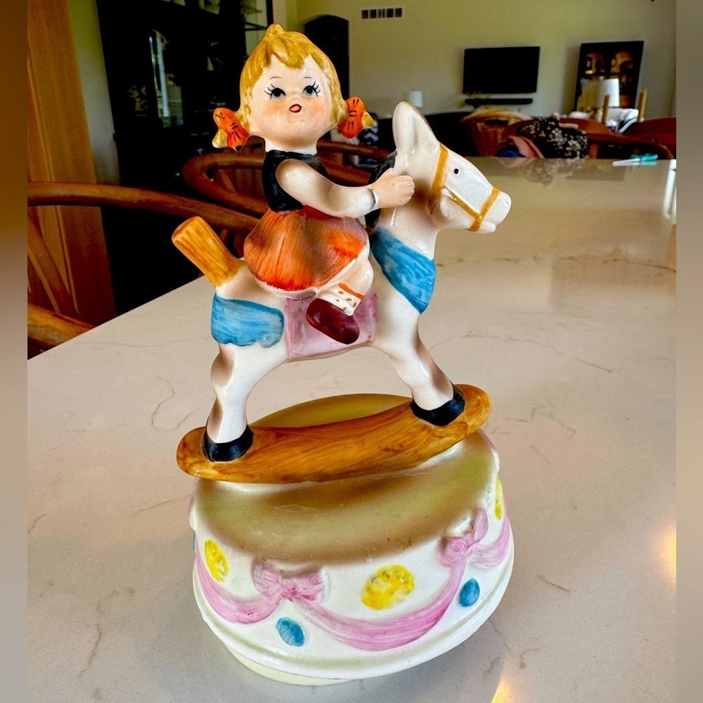 Source Unknown Vintage Collectible Figurine Music Box